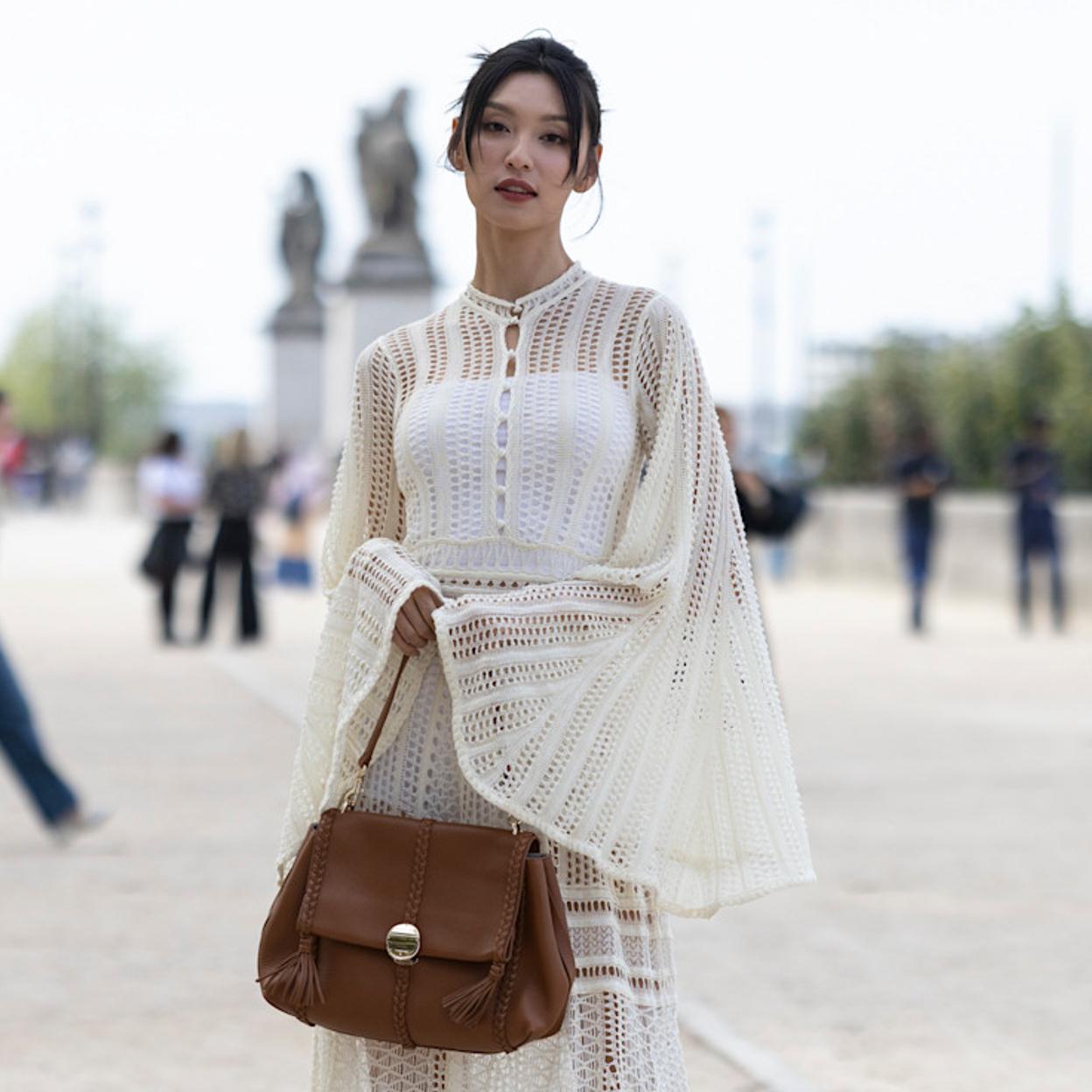Mujer con top de crochet