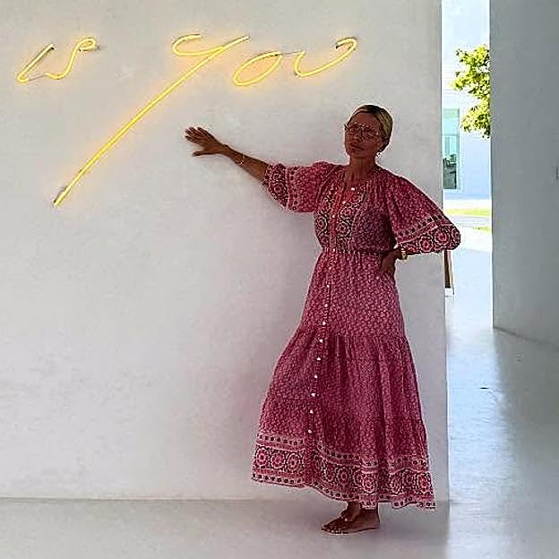 Marie-Chantal Miller con un vestido rosa de estilo boho.