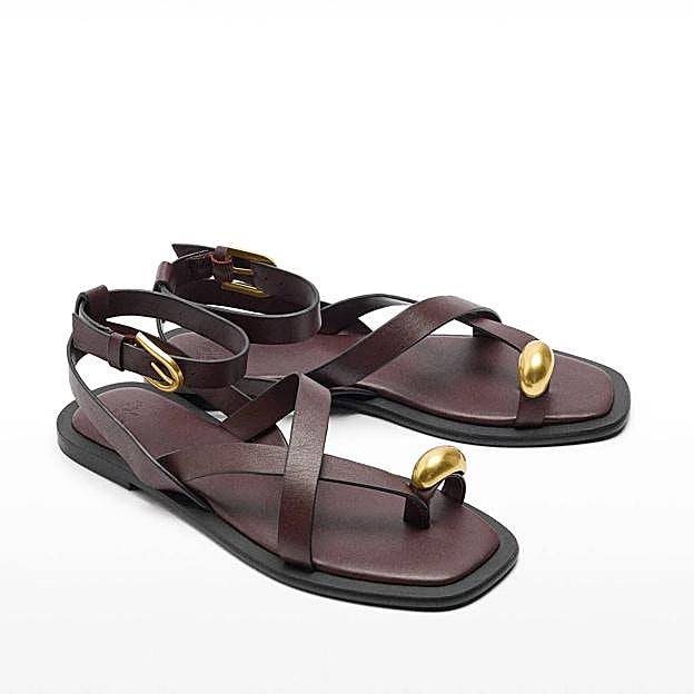 Sandalias de piel con tiras detalle metálico (32,99€)