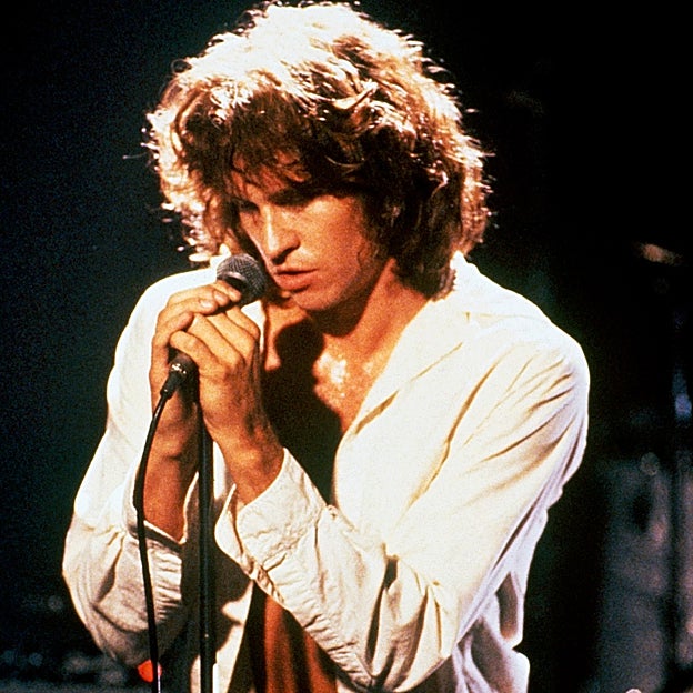 Val Kilmer como Jim Morrison en The Doors. 