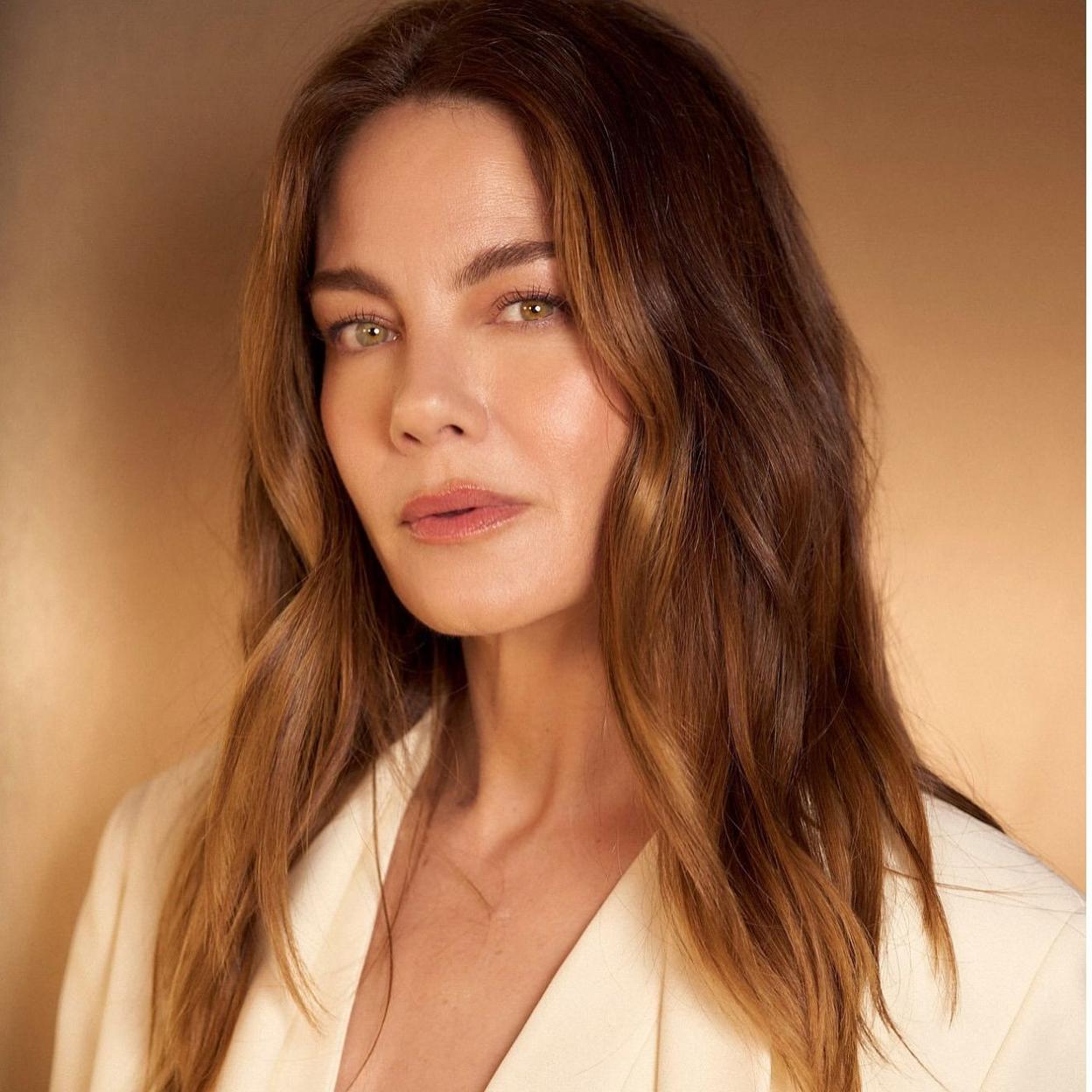 Michelle Monaghan con base de maquillaje luminoso