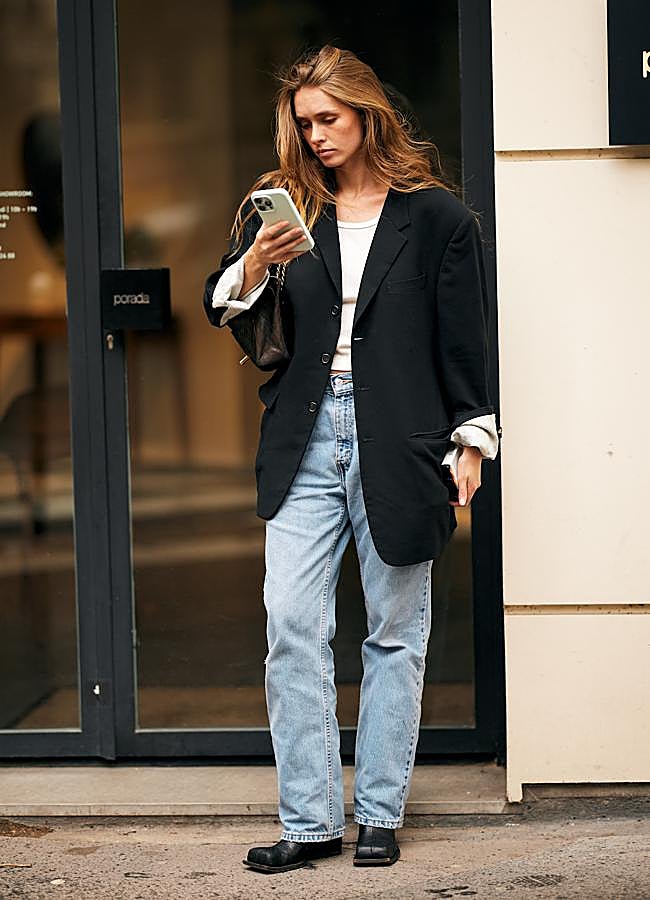 Imagen - Mujer con camiseta básica, americana y vaqueros/ LAUNCHMETRICS SPOTLIGHT