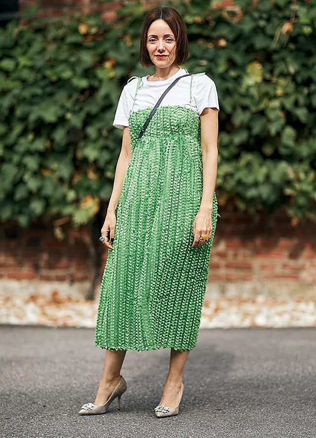 Imagen - Mujer con camiseta básica y vestido/LAUNCHMETRICS SPOTLIGHT