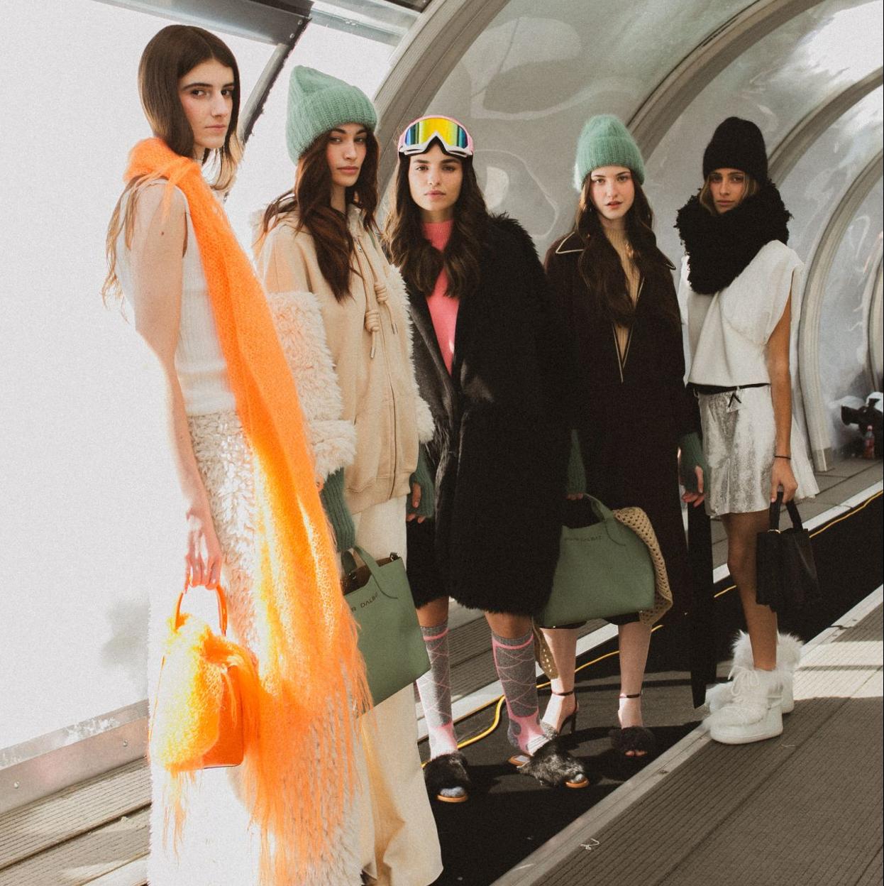 Las modelos del desfile de Pilar Dalbat posan un tubo transparente rodeado de nieve.