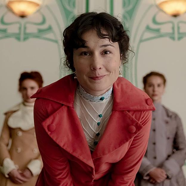 Por qué esta serie española de época sobre damas de compañía arrasa en el top cinco mudial de Netflix: «Elena no es buena del todo»