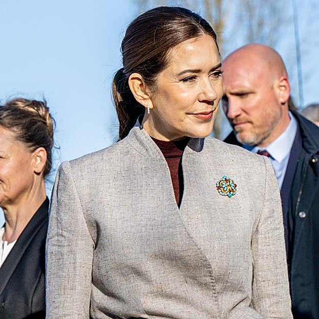 Mary de Dinamarca estrena en París el look de entretiempo perfecto: conjunto de dos piezas de lino y bolso de Chanel