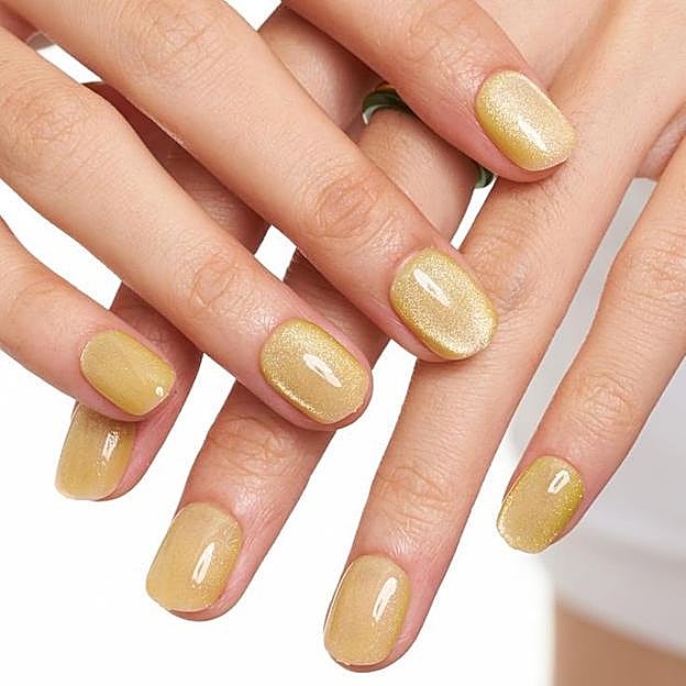 Uñas cat eye en amarillo mantequilla