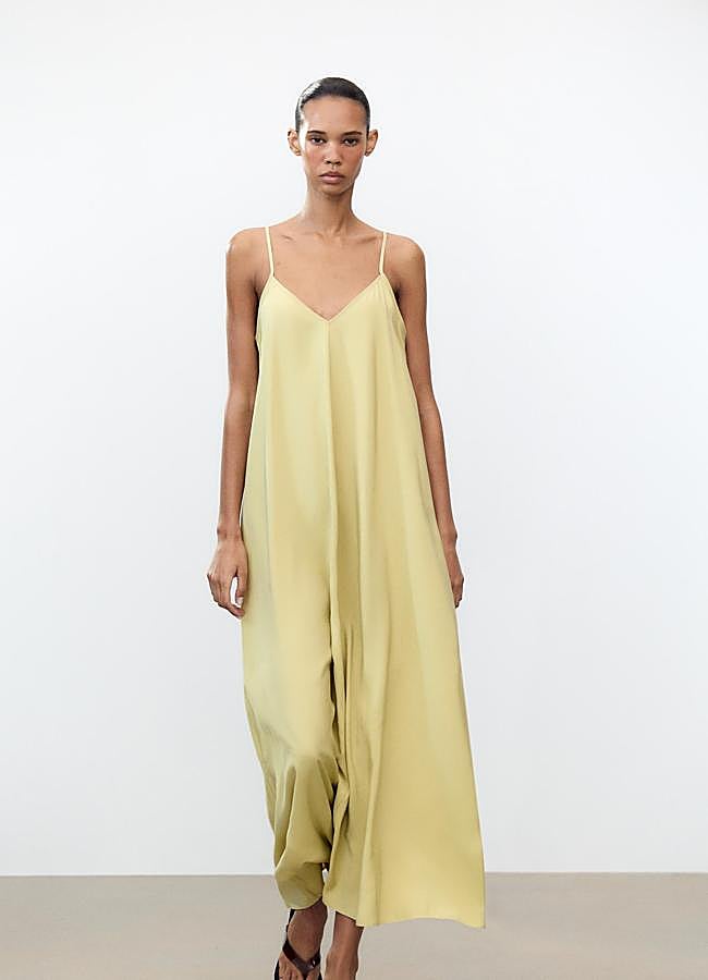 Imagen - Vestido midi fluido en verde de Zara.