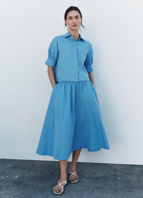 Imagen - Camisa azul de Zara (29,99 euros) y falda con vuelo de Zara (17,99 euros)