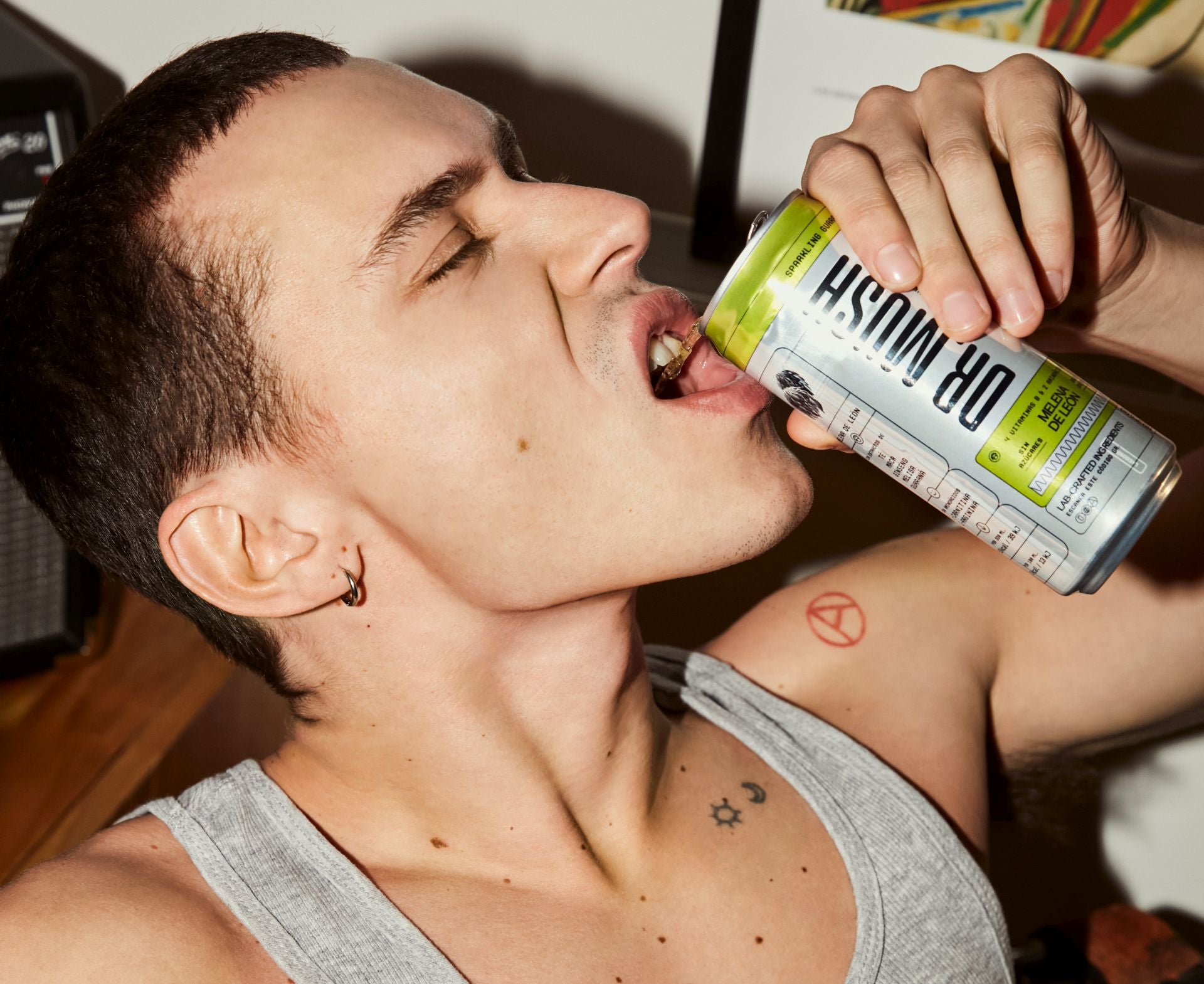 Aron Piper mientras bebe una lata de Dr. Smush.