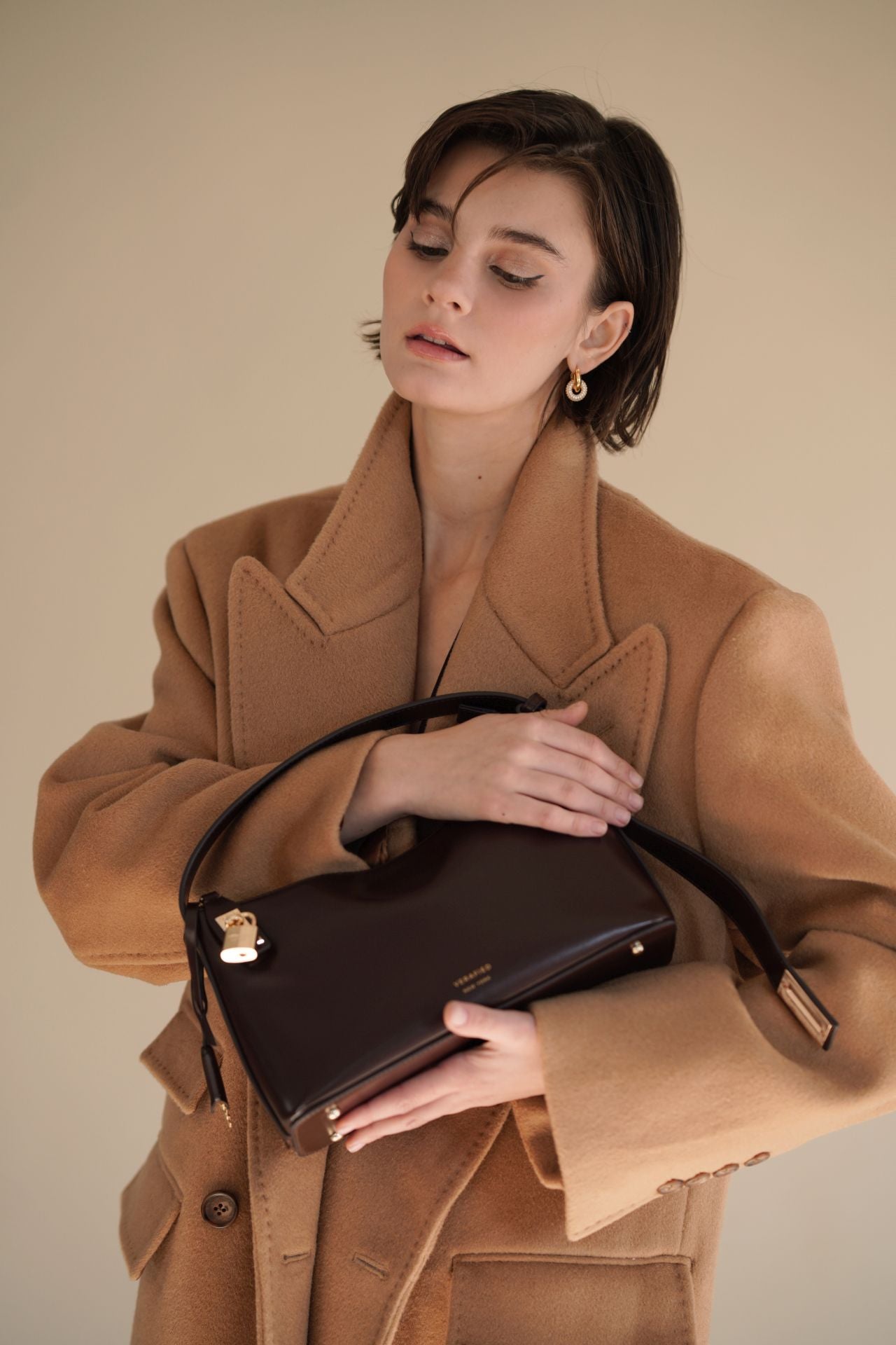 Imagen - Bolso Hobo de VERAFIED en ante marrón.