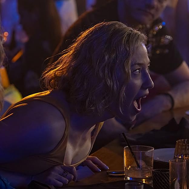 Carrie Coon como Laurie en una imagen del quinto episodio de la tercera temporada de The White Lotus. 