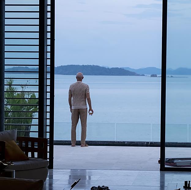 Jon Gries como Gary, admirando las espectaculares vistas desde su mansión, una localización que, en realidad, son dos edificios diferentes.