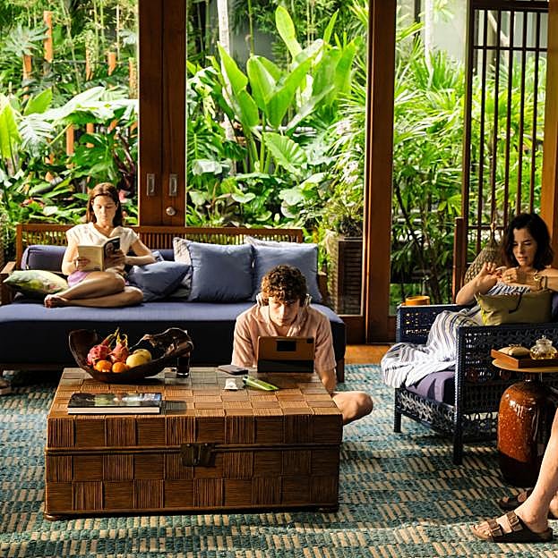 Sarah Catherine Hook, Sam Nivola y Parker Posey como Piper, Lochlan y Victoria Ratliff en una imagen rodada en el Four Seasons de Koh Samui, en Tailandia.