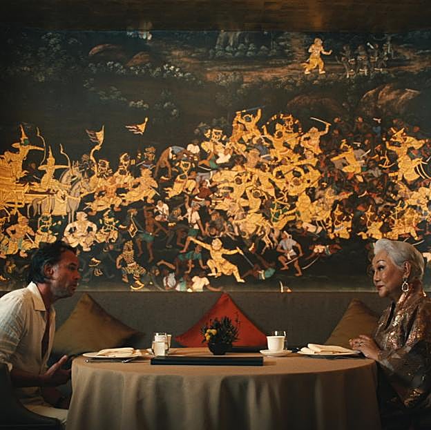 Walton Goggins como Rick y Lek Patravadi como Sritala en una imagen de la tercera temporada de The White Lotus grabada en un restaurante de Bangkok.