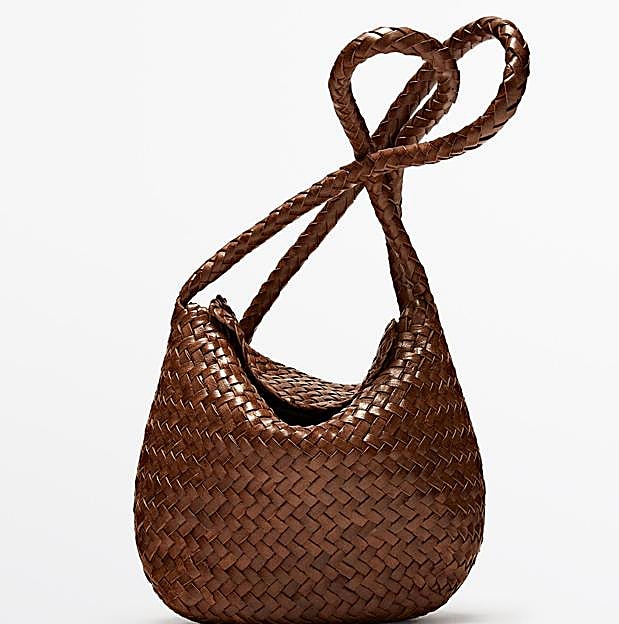 Bolso bandolera trenzado de piel de Massimo Dutti.