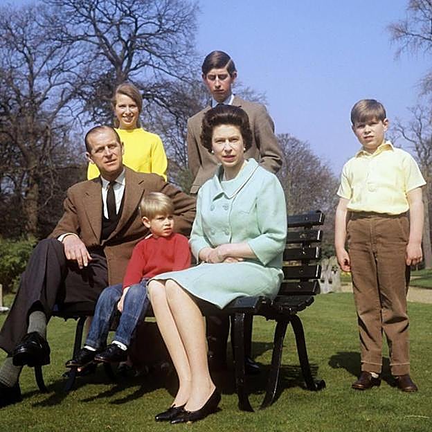 Isabel II y Felipe de Edimburgo, junto a sus hijos. 