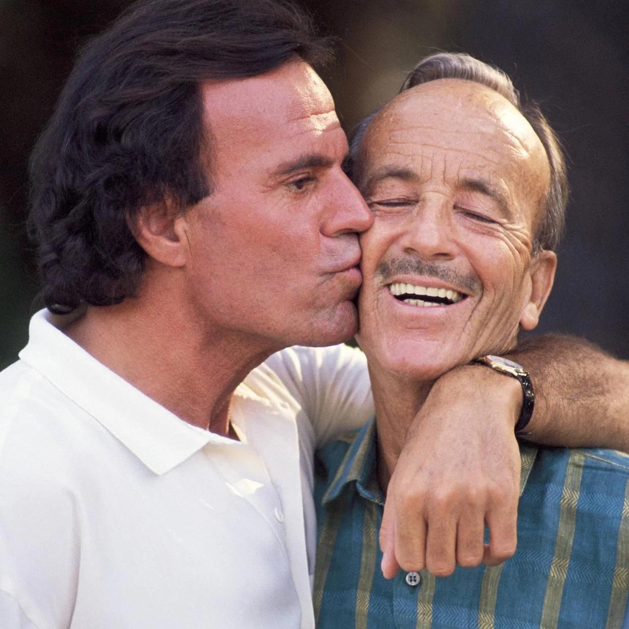 Una cariñosa imagen de Julio Iglesias junto a su padre. 