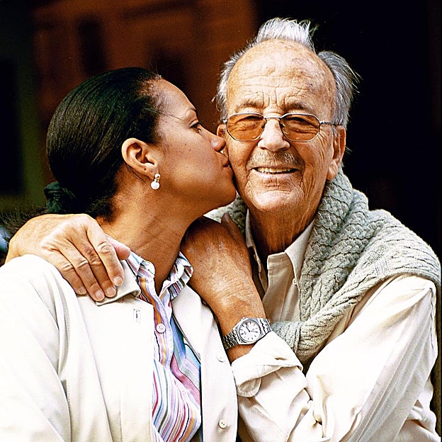 Papuchi junto a su segunda esposa, Ronna Keit. 