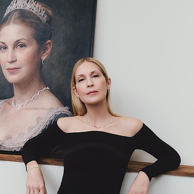 Imagen principal - Kelly Rutherford posa con la colección más exclusiva de PdPaola.