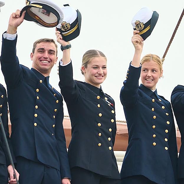 La princesa Leonor, junto a sus compañeros del buque Juan Sebastián Elcano. 