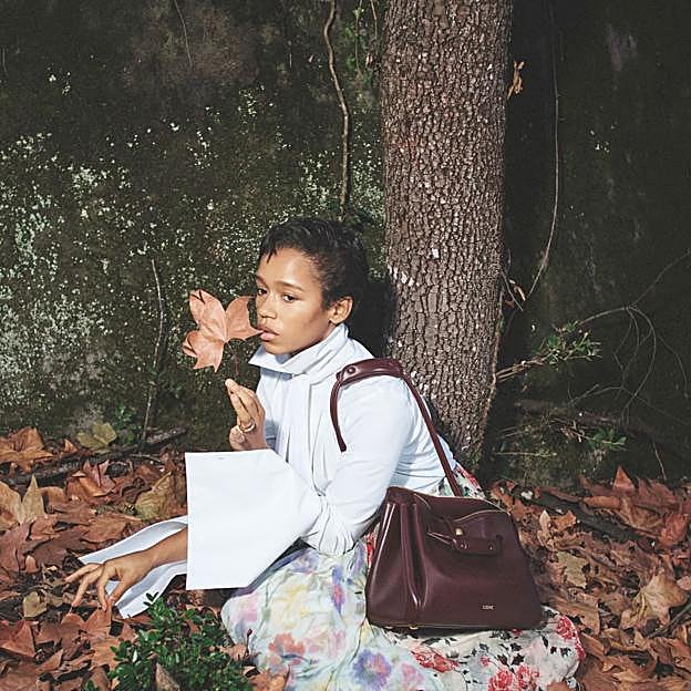 Imagen principal - Imágenes del nuevo bolso Madrid, de Loewe.