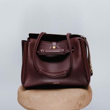 Imagen secundaria 1 - Imágenes del nuevo bolso Madrid, de Loewe.