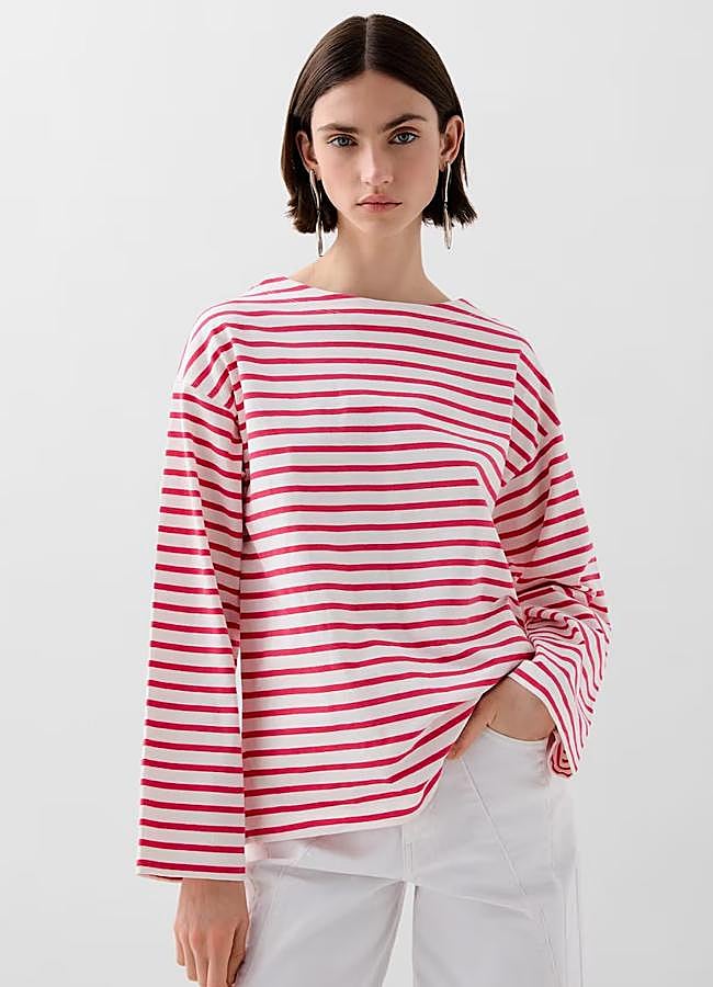 Imagen - Jersey de rayas de punto fino y rayas rojas sobre fondo crema de Scalpers, 34,90 euros.