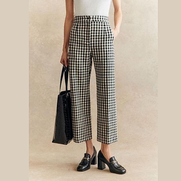 Imagen principal - Tana Rivera tiene los pantalones de cuadros con los que elevar un look de primavera