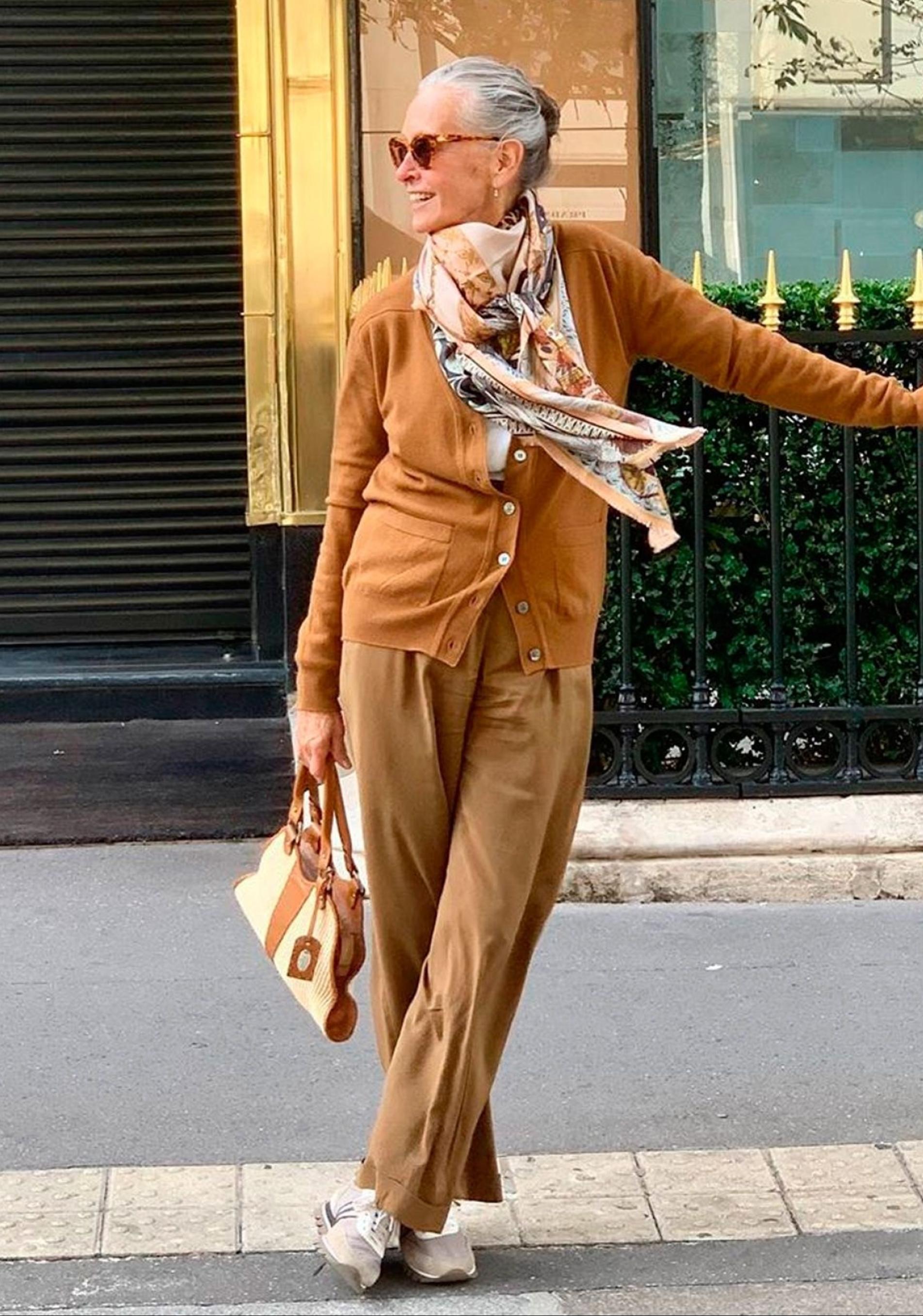 Influencer mayor de 50 con zapatillas.