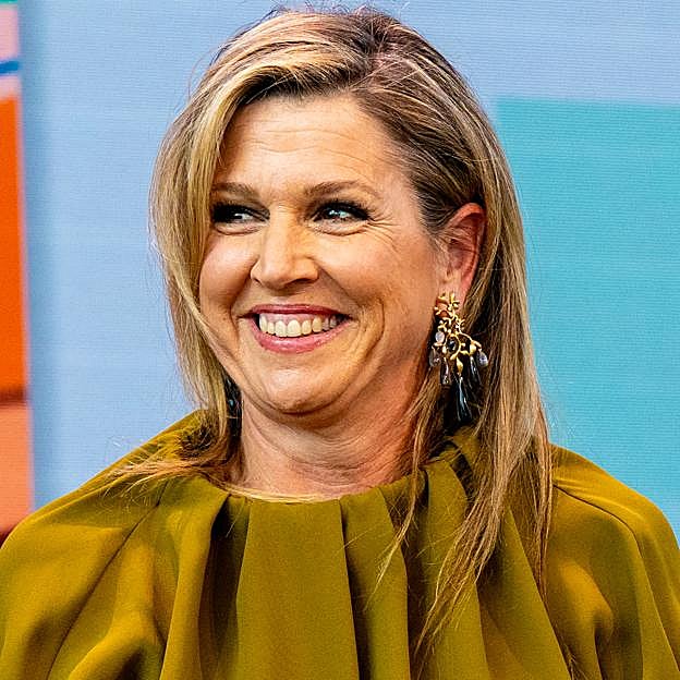 Máxima de Holanda con pendientes XL