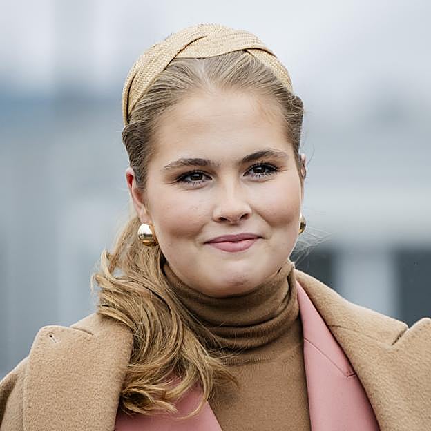 La princesa Amalia ha heredado el gusto de su madre, la reina Máxima de Holanda, por los tocados. 