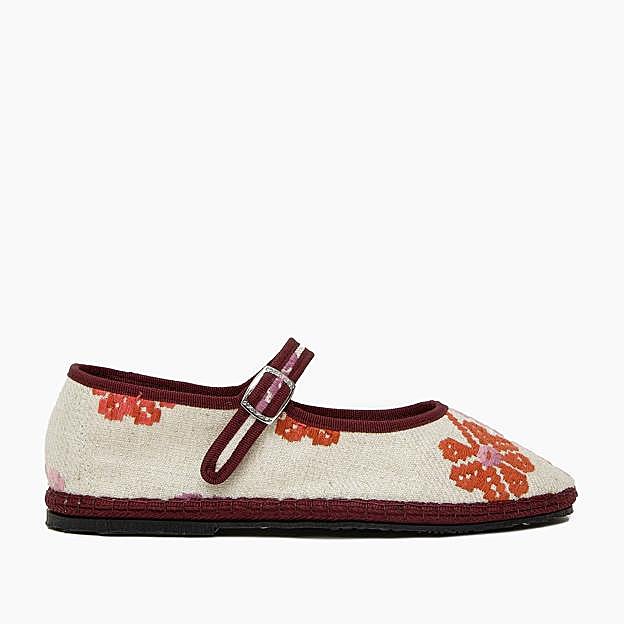 Venecianas con bordado de flores de Cayumas.