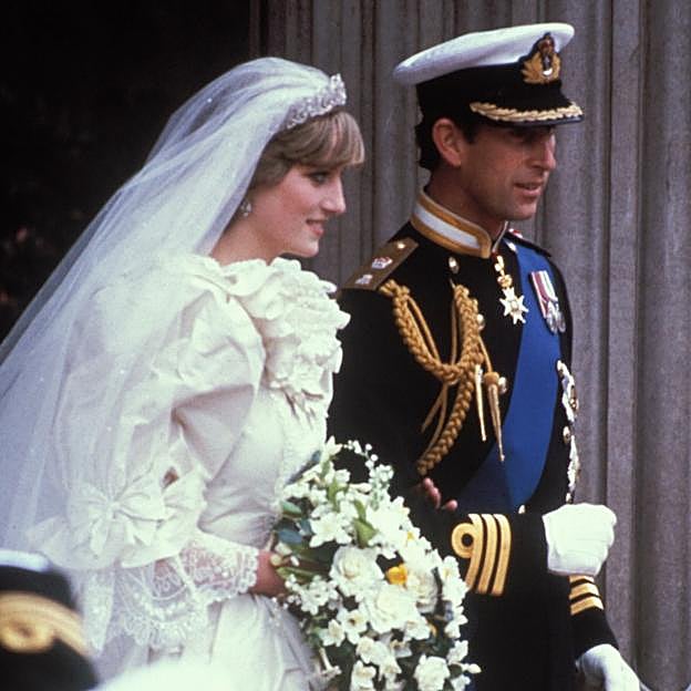 Carlos de Inglaterra y Diana de Gales, el día de su boda. 