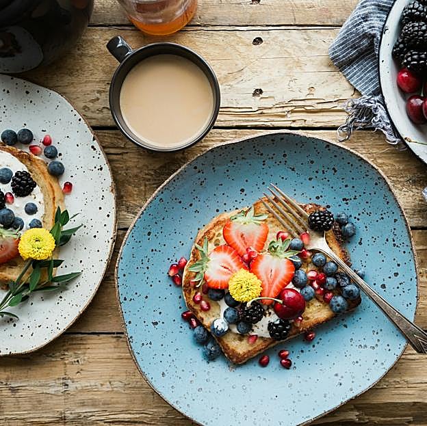 El pan forma parte de los alimentos a incluir en el desayuno. 