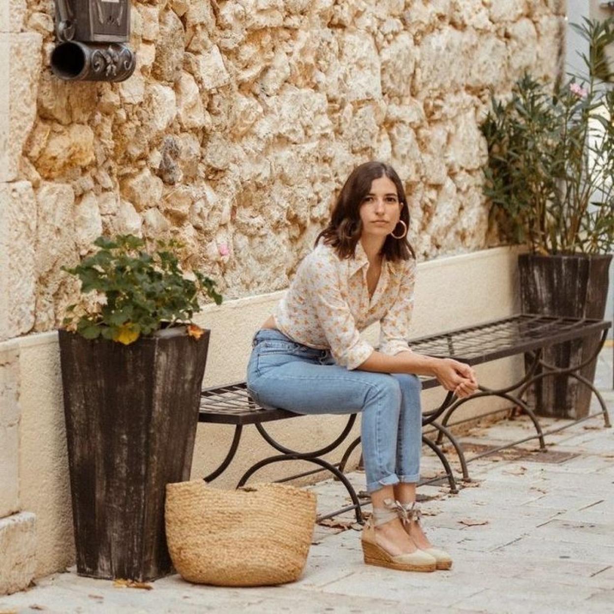 Influencer con alpargatas de inspiración francesa