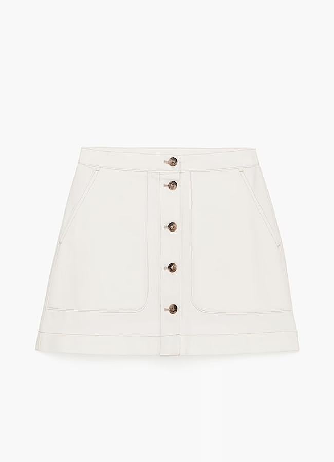 Imagen - Falda corta abotonada tipo safari en color beige de H&M, 63,20 euros.