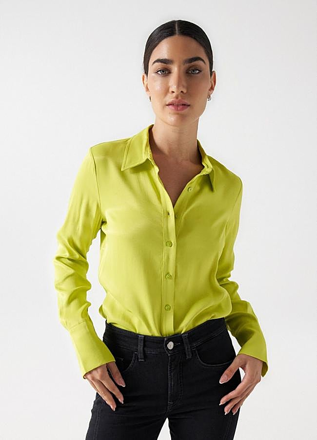 Imagen - Camisa satinada slim fit color lima
