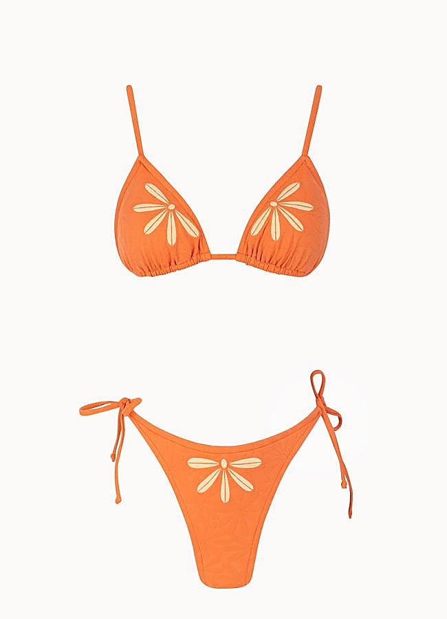 Imagen - Bikini en color naranja con detalle floral de Cantê Lisboa.