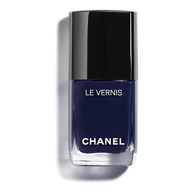 Esmalte de uñas azul Le Vernis de Chanel.
