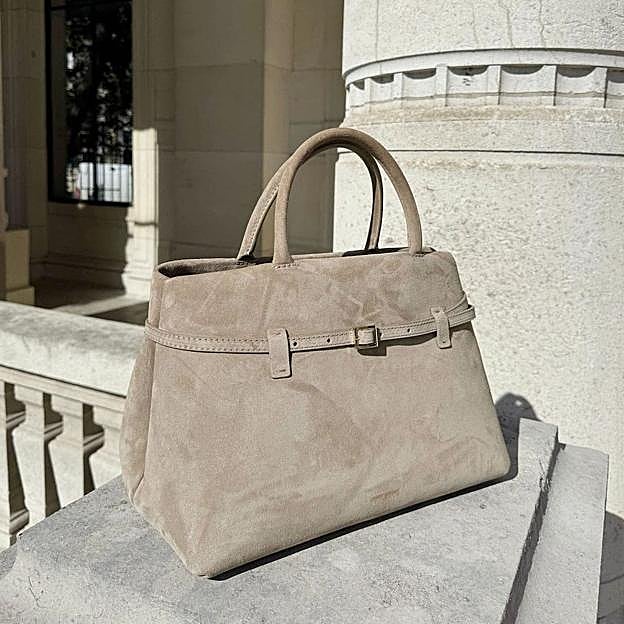 Bolso color piedra en ante de MANU Atelier.