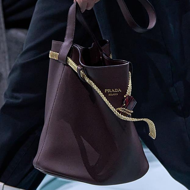 Imagen principal - Bolsos con cinturón, de Prada y Miu Miu, para este verano.