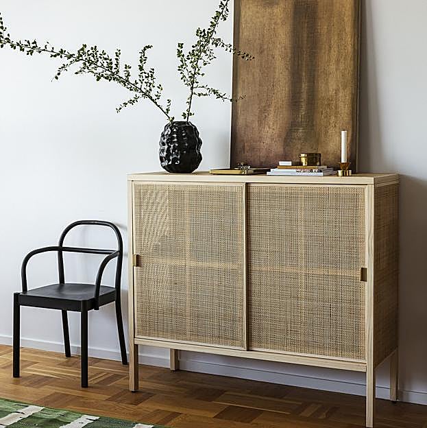 Imagen principal - Arriba, armario con puertas correderas, 399€. Abajo, aparador de roble macizo con con puerta de vidrio, 299€; y armario verde de fibras con pintura acrílica con puertas, 399 euros..