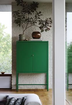 Imagen secundaria 2 - Arriba, armario con puertas correderas, 399€. Abajo, aparador de roble macizo con con puerta de vidrio, 299€; y armario verde de fibras con pintura acrílica con puertas, 399 euros..