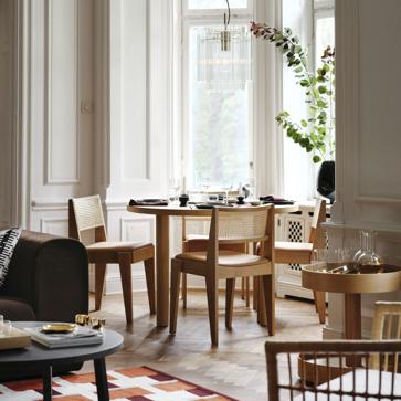 Imagen secundaria 1 - Arriba, STOCKHOLM 2025 mesa y seis sillas, 1.733€. Abajo, conjunto de mesa y cuatro sillas, 1.075€; y mesas auxiliares: la de centro cuesta 249 euros y la de ruedas, 149 euros.