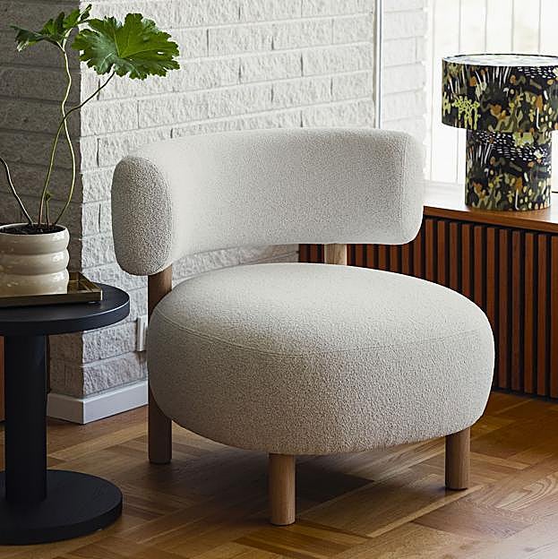 Imagen principal - Arriba, sillón de madera de roble macizo y asiento de djurmo, un tejido de algodón y poliéster similar al de un peluche, 349€. Abajo, sillón de ratán y djurmo, 349€ y sillón reclinado de chapa de abedul, 299 euros. 