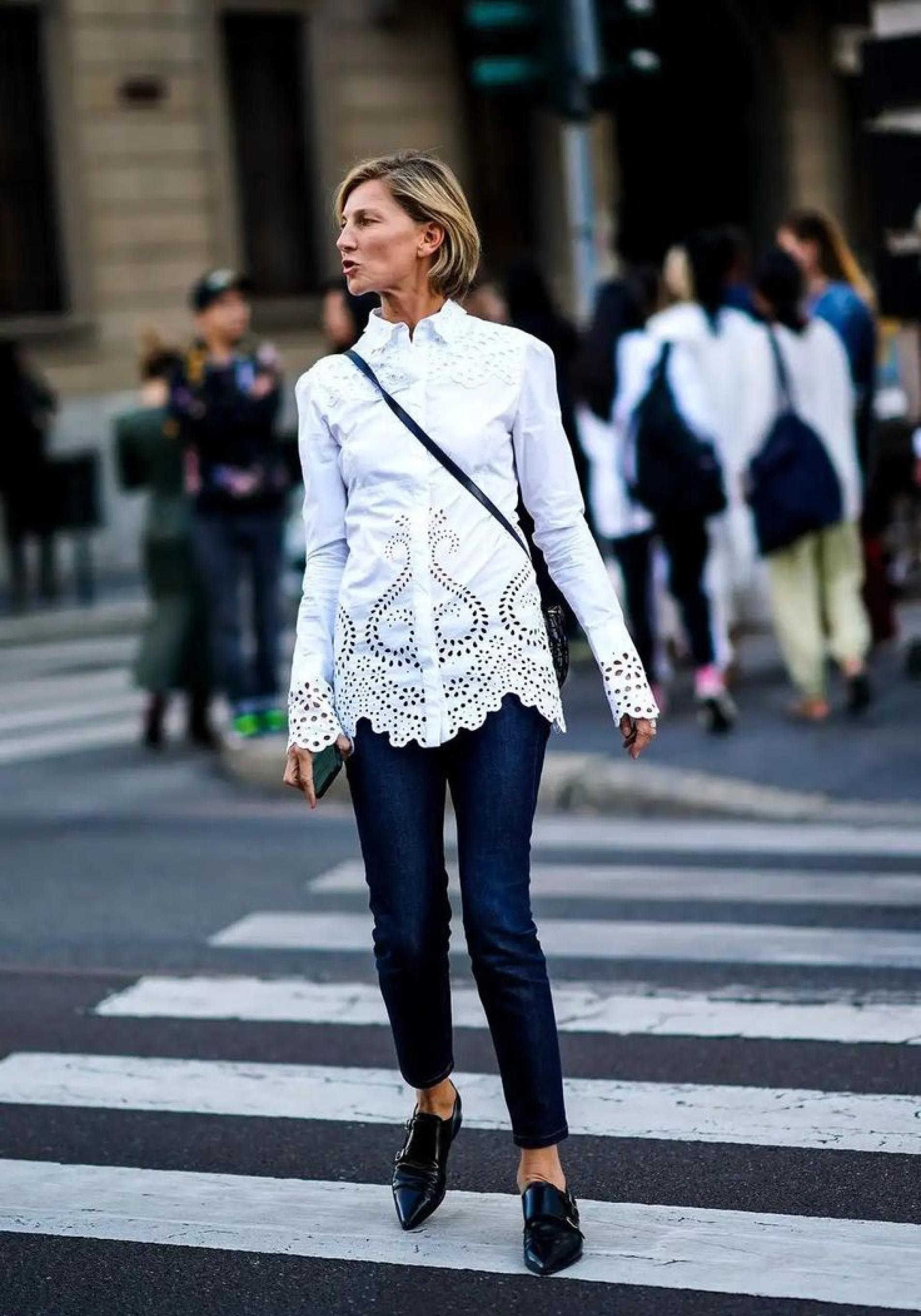 Influencer mayor de 50 años con camisa bordada