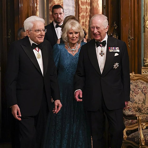 Carlos y Camilla junto al presidente Mattarella en la cena de Estado. 