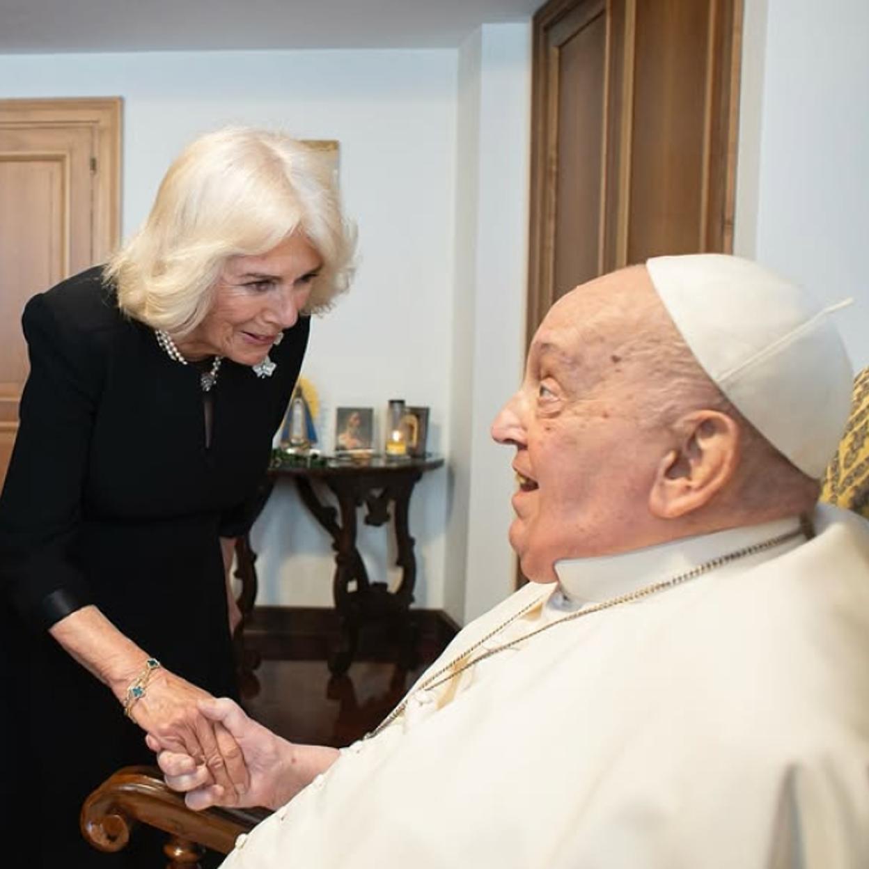 La reina Camilla saluda al papa Francisco. 