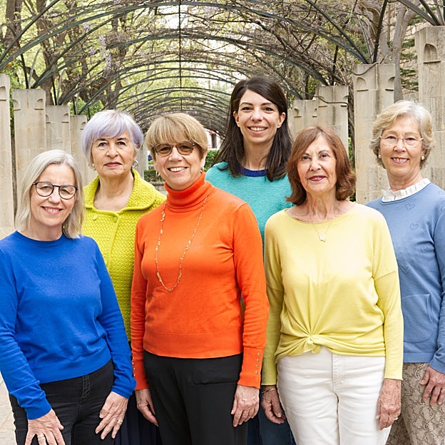 Las cinco protagonistas de la película junto a su directora, Marga Melià. 